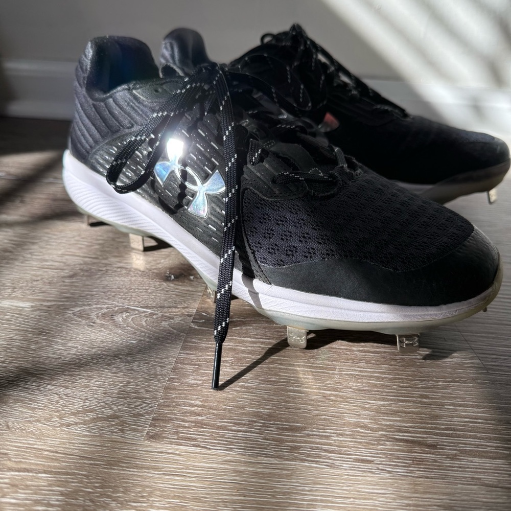 Under Armour Men's Black and White baseball Cleats size 9.5